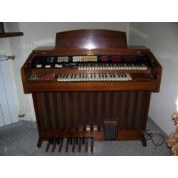 Organo in legno e tasti in pietra