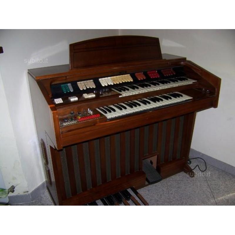 Organo in legno e tasti in pietra