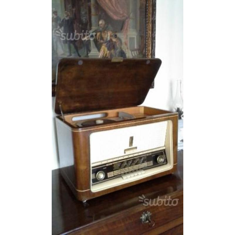 Radio d'epoca in legno con giradischi