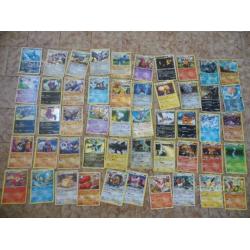 Circa 300 carte pokemon