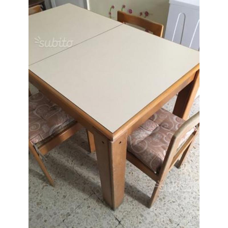Tavolo in legno allungabile completo di 4 sedie