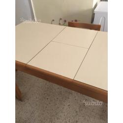 Tavolo in legno allungabile completo di 4 sedie