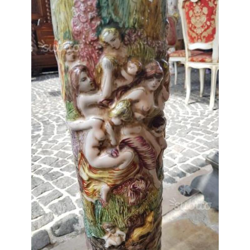 Antica colonna in ceramica di capodimonte